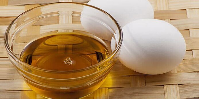 Uova con olio per preparare un unguento terapeutico