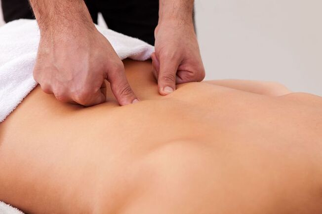 Massaggio terapeutico - un metodo per sbarazzarsi del mal di schiena nell'area delle scapole