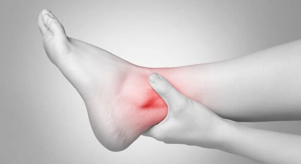 La rigidità articolare e il dolore cronico alla caviglia sono complicazioni della crociartrosi